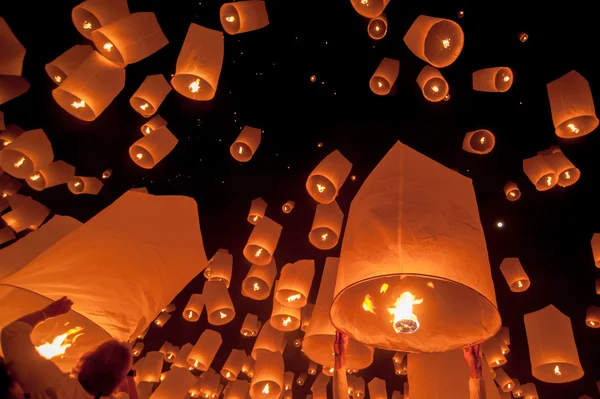 Floating lantern in Yee Peng festival, Buddhist floating lanterns to the Buddha in Sansai district, Chiang Mai, Thailand — Stock Photo, Image