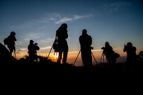 Silhouette of photographer taking picture of landscape during sunrise — Stock Photo, Image