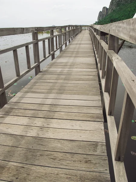 Мост на озере в национальном парке (Ramsar Site), Национальный парк Сэм Рой Йод, Прачуап Хири Хан, Таиланд — стоковое фото