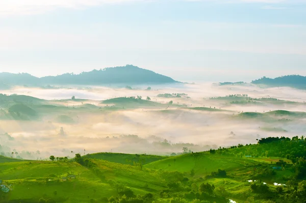 Schöne Berglandschaft und nebelblauer Himmel — Stockfoto