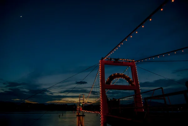 Bellissimo tramonto 200 anni di celebrazione Rattanakosin ponte sospeso sul fiume Ping.Tak Thailandia — Foto Stock