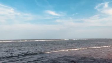 Tropik plaj ve okyanus güneşli gün