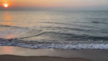 Güzel deniz gündoğumu ya da gün batımı gökyüzü, doğa arka planı