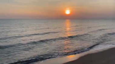 Güzel deniz gündoğumu ya da gün batımı gökyüzü, doğa arka planı