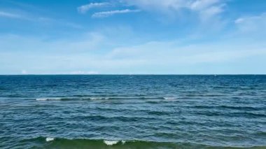 Yaz günlerinde kumsal deniz kum ve gökyüzü manzaraları