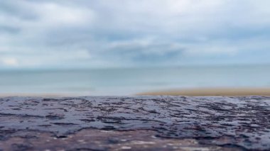 Bulanık doğa manzaralı taş masa üstü tropikal plaj