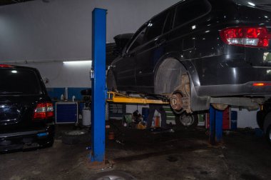 Asansördeki kutuda el aletiyle araba tamiri.