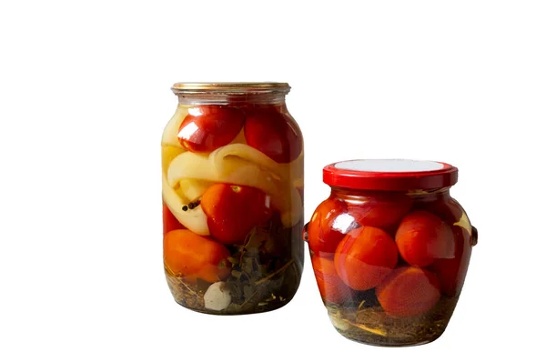 Conservando verduras maduras en casa cosechando verduras para el invierno hechas a mano —  Fotos de Stock