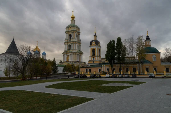 Městský panorama v oblačném počasí ortodoxní církve na pozadí tmavé oblohy, žádné slunce, tmavé mraky — Stock fotografie
