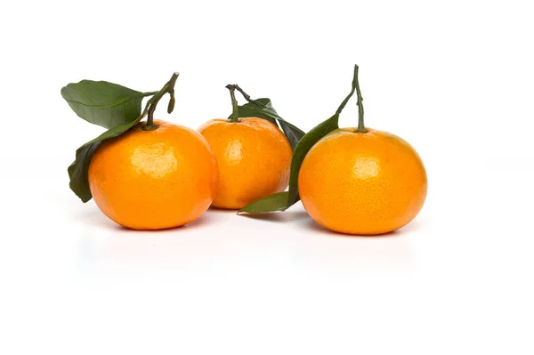 Citrus tangerina laranja madura com folhas verdes isoladas em um fundo branco alimentos orgânicos — Fotografia de Stock