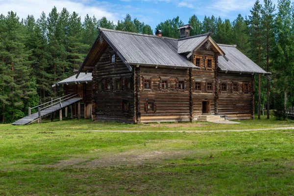 Старые деревянные дома на деревенской улице на севере России — стоковое фото