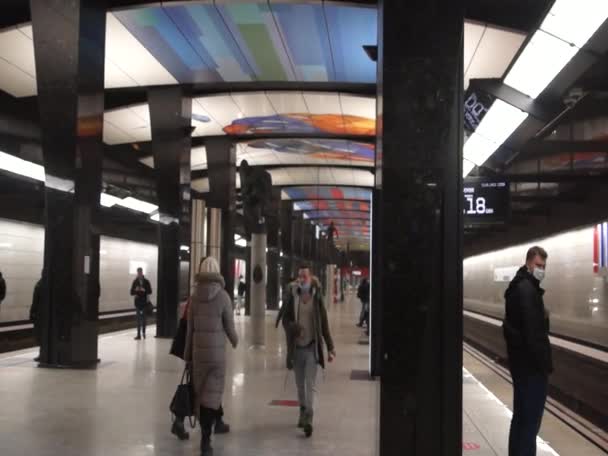 Moscow Ryssland 2021 Tåg Anländer Till Stationen Moskva Tunnelbana — Stockvideo