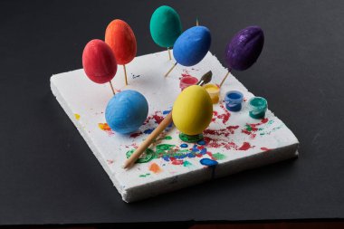 Paskalya yumurtaları farklı renklerde doğal ve yapay. Çocuklarda yaratıcılık, geleneksel semboller.