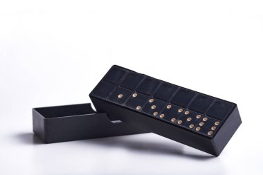 Beyaz arkaplanda izole edilmiş açık kutudaki dominolar