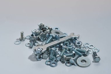 Arka planda metal cıvatalar ve fındıklar. Krom vida cıvatalar ve fındıklar izole.