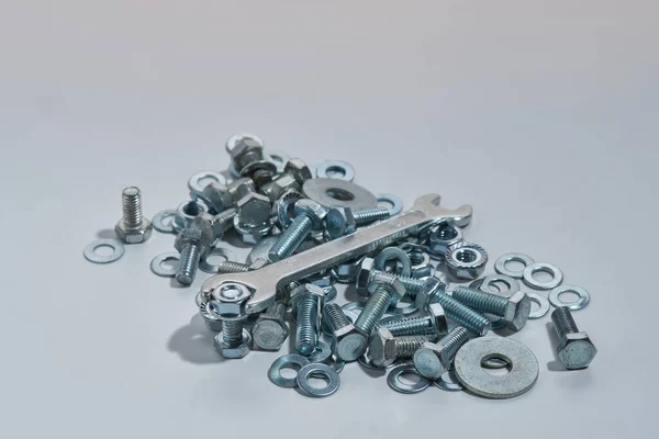 Arka planda metal cıvatalar ve fındıklar. Krom vida cıvatalar ve fındıklar izole.