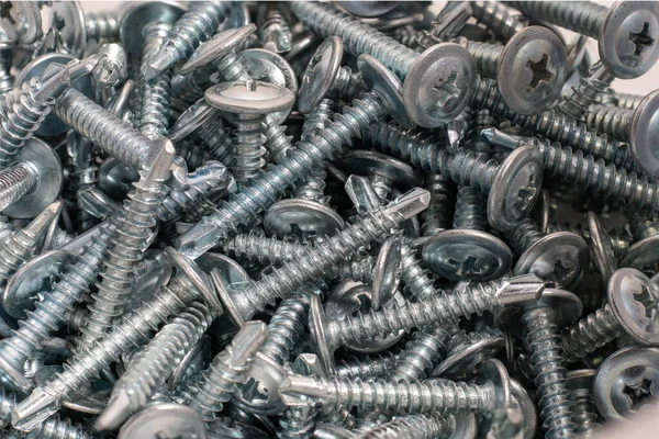 Metal arkaplan için kendi kendine dokunan vidalar