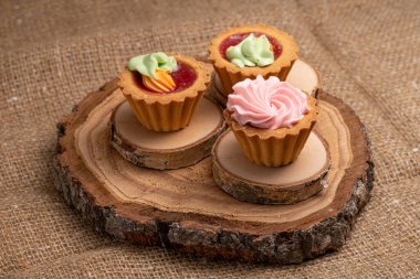 Doğal ahşaptan yapılmış stantlara üç kek konur. Seçici Odaklanma