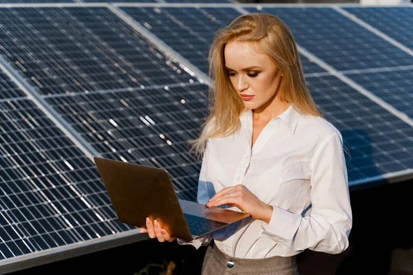 Inwestorka Stoi Laptopem Pobliżu Niebieskich Paneli Słonecznych Rząd Ziemi Dziewczyna — Zdjęcie stockowe