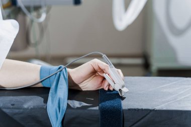 Oksijen doygunluğunu ölçmek için kadın elinin nabız oksimetresi.