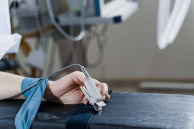 Oksijen doygunluğunu ölçmek için kadın elinin nabız oksimetresi.