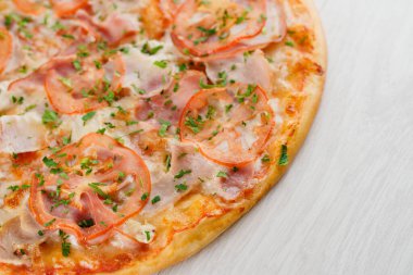 Beyaz ahşap arka planda yakın plan pizza. Evde kalan insanlar için yemek teslimatı. Karantina Coronavirus covid-19 'da lezzetli fast food..