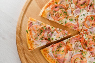 Pizza üst görüntüsü 8 parçadan kesilmiş ve biri ileri itilmiş. Pizzacı kafe ve restoran için reklam. Yemek teslimatı karantina covid-19 konseptinde.