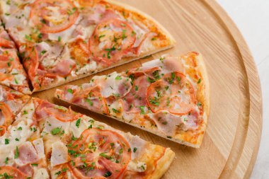 Pizza üst görüntüsü 8 parçadan kesilmiş ve biri ileri itilmiş. Pizzacı kafe ve restoran için reklam. Yemek teslimatı karantina covid-19 konseptinde.