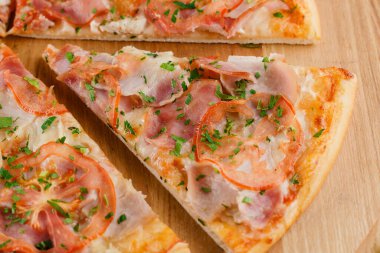 Beyaz ahşap arka planda yakın plan pizza. Evde kalan insanlar için yemek teslimatı. Karantina Coronavirus covid-19 'da lezzetli fast food..