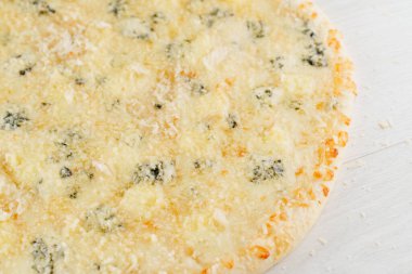 Parmesanlı, sert peynirli, mavi peynirli ve beyaz ahşap arka planda izole edilmiş mozzarella peynirli pizza. Lokantalar, kafeler için sosyal ağ ilanı. Pizzacı için tanıtım