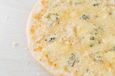 Parmesanlı, sert peynirli, mavi peynirli ve beyaz ahşap arka planda izole edilmiş mozzarella peynirli pizza. Lokantalar, kafeler için sosyal ağ ilanı. Pizzacı için tanıtım