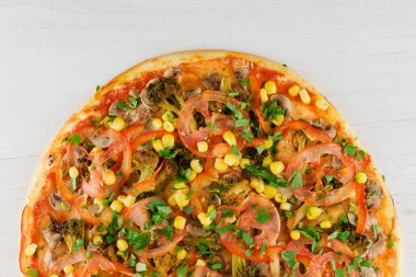 Beyaz arka planda izole edilmiş büyük pizza. Coronavirus covid-19 periyodunda lezzetli bir fast food. Evde kalan insanlar için yemek teslimatı