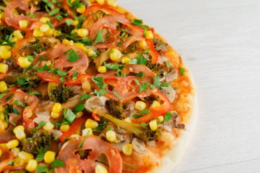 Beyaz ahşap arka planda yakın plan pizza. Evde kalan insanlar için yemek teslimatı. Karantina Coronavirus covid-19 'da lezzetli fast food..