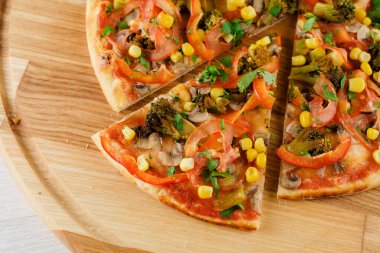 Pizza üst görüntüsü 8 parçadan kesilmiş ve biri ileri itilmiş. Pizzacı kafe ve restoran için reklam. Yemek teslimatı karantina covid-19 konseptinde.