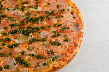 Domatesli pizza, peynir, et, fesleğen sosu beyaz ahşap arka planda izole edilmiş. Lokantalar, kafeler için sosyal ağ ilanı. Pizzacı için tanıtım