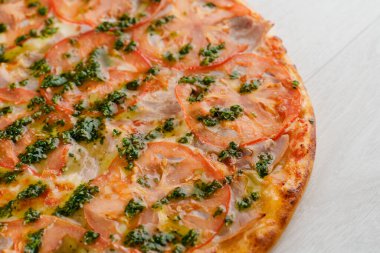 Domatesli pizza, peynir, et, fesleğen sosu beyaz ahşap arka planda izole edilmiş. Lokantalar, kafeler için sosyal ağ ilanı. Pizzacı için tanıtım