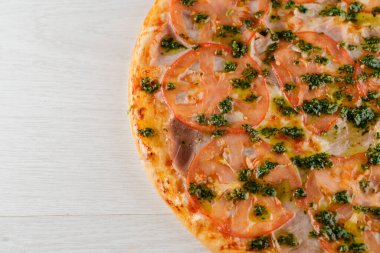 Domatesli pizza, peynir, et, fesleğen sosu beyaz ahşap arka planda izole edilmiş. Lokantalar, kafeler için sosyal ağ ilanı. Pizzacı için tanıtım