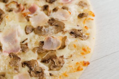 Beyaz ahşap arka planda izole edilmiş pastırmalı, mantarlı ve peynirli pizza. Lokantalar, kafeler için sosyal ağ ilanı. Pizzacı için tanıtım