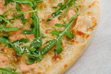 Beyaz arka planda izole edilmiş büyük pizza. Coronavirus covid-19 periyodunda lezzetli bir fast food. Evde kalan insanlar için yemek teslimatı