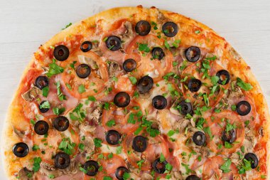 Etli, zeytinli, domatesli, mantarlı, otlu beyaz ahşap arka planda izole edilmiş. Lokantalar, kafeler için sosyal ağ ilanı. Pizzacı için tanıtım