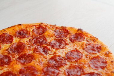 Beyaz arka planda izole edilmiş büyük pizza. Coronavirus covid-19 periyodunda lezzetli bir fast food. Evde kalan insanlar için yemek teslimatı