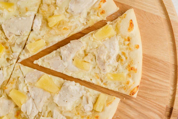 Vue Dessus Pizza Découpée Sur Pièces Une Poussée Vers Avant — Photo