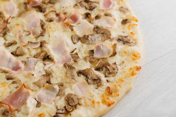 Pizza Bacon Champignons Fromage Isolé Sur Fond Bois Blanc Advert — Photo