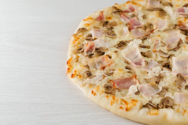 Grande Pizza Isolée Sur Fond Blanc Restauration Rapide Savoureuse Période — Photo