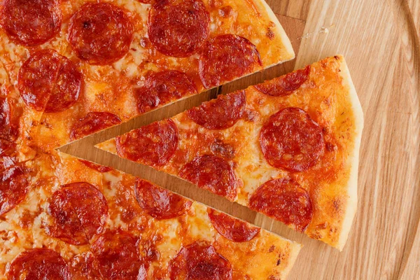 Vue Dessus Pizza Découpée Sur Pièces Une Poussée Vers Avant — Photo