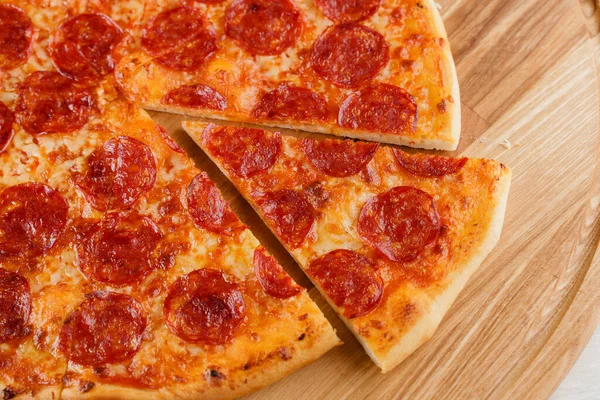 Pizza Großaufnahme Auf Weißem Holzgrund Essenslieferung Für Menschen Die Hause — Stockfoto