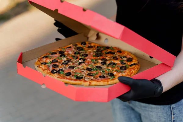 Pizza Con Salame Formaggio Scatola Cartone Consegna Sicurezza Guanti Medici — Foto Stock