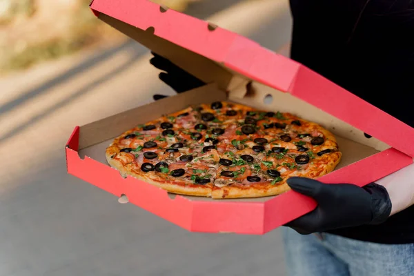 Corriere Cibo Guanti Medici Neri Tiene Scatola Rossa Con Pizza — Foto Stock