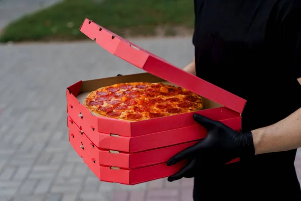 Consegna Pizza Sicurezza Dal Ristorante Corriere Alimentare Guanti Medici Neri — Foto Stock