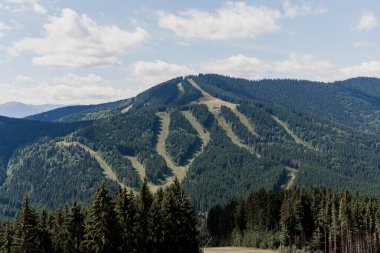 Bukovel manzaralı. Ukrayna 'da seyahat. Dağlar
